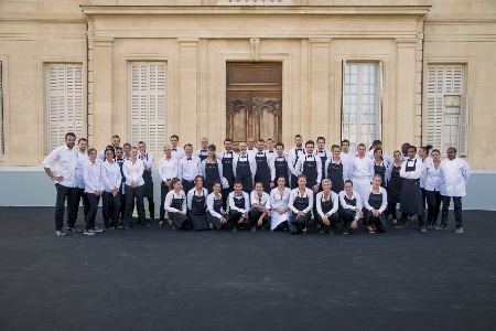 Le traiteur Fleur de sel emploie 20 CDI et fait ponctuellement appel à des extras, jusqu'à 50 CDD. Le traiteur Fleur de sel emploie 20 CDI et fait ponctuellement appel à des extras, jusqu'à 50 CDD.