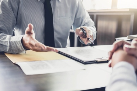 Contrat d'exception, le contrat à durée déterminée (CDD) est utilisé pour des tâches précises ou temporaires. La législation impose des conditions et des formalités de recours très strictes. Contrat d'exception, le contrat à durée déterminée (CDD) est utilisé pour des tâches précises ou temporaires. La législation impose des conditions et des formalités de recours très strictes.