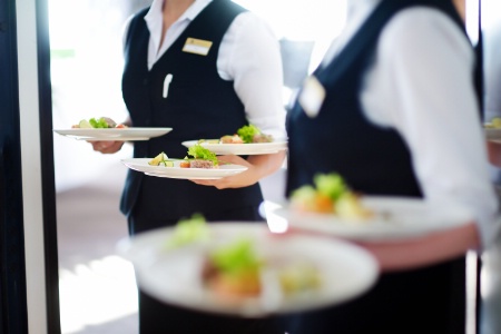 Les restaurateurs doivent préciser sur leurs cartes et sur les notes remises à la clientèle la mention 'service compris', quand ils payent leur personnel au pourcentage service. Les restaurateurs doivent préciser sur leurs cartes et sur les notes remises à la clientèle la mention 'service compris', quand ils payent leur personnel au pourcentage service.