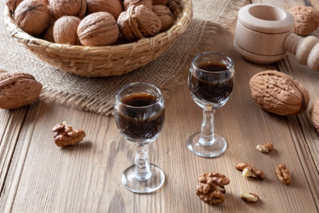 Le législateur exerce un contrôle extrêmement sérieux sur la fabrication et la vente des boissons alcooliques. Le législateur exerce un contrôle extrêmement sérieux sur la fabrication et la vente des boissons alcooliques.