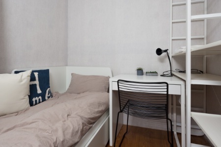 La fourniture du logement étant liée au contrat de travail, sa mise à disposition débute au jour de l'embauche et prend fin avec le contrat de travail. La fourniture du logement étant liée au contrat de travail, sa mise à disposition débute au jour de l'embauche et prend fin avec le contrat de travail.