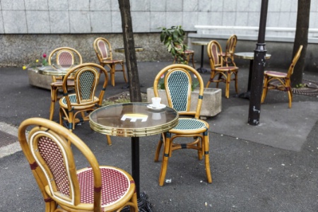 En zone orange (ici, à Paris), seules les terrasses des cafés et restaurants sont autorisées, à condition de respecter le protocole sanitaire.. En zone orange (ici, à Paris), seules les terrasses des cafés et restaurants sont autorisées, à condition de respecter le protocole sanitaire..