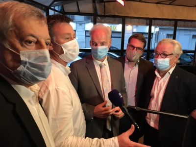Cedric Melinette expliquant les mesures mises en place à Alain Griset, ministre des TPE-PME en présence de Roland Heguy président de l'Umih et de Didier Chenet président du GNI et de Geoffroy Boulard, maire du 17 ème
