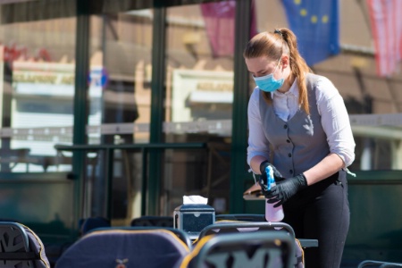 Les restaurants situés à Aix-en-Provence, à Marseille, en Guadeloupe ainsi qu'à Paris et les départements de la petite couronne doivent respecter ce protocole sanitaire pour rester ouverts. Les restaurants situés à Aix-en-Provence, à Marseille, en Guadeloupe ainsi qu'à Paris et les départements de la petite couronne doivent respecter ce protocole sanitaire pour rester ouverts.