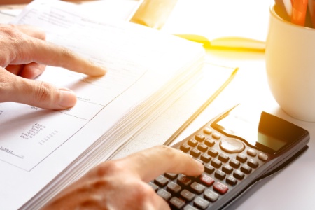 Le taux horaire du Smic est fixé à 10,25 € en 2021, soit une augmentation de 10 centimes par rapport à 2020. Quant à la valeur du minimum garanti elle reste fixée à 3,65 € par repas. Le taux horaire du Smic est fixé à 10,25 € en 2021, soit une augmentation de 10 centimes par rapport à 2020. Quant à la valeur du minimum garanti elle reste fixée à 3,65 € par repas.