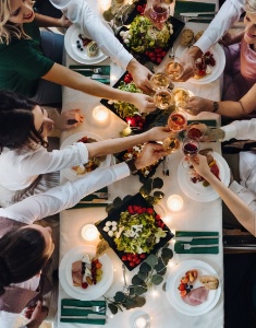 Les limites de l'interdiction posée par le décret du 29 octobre 2020 sont floues lorsqu'il s'agit de prestation de restauration dans un domicile privé Les limites de l'interdiction posée par le décret du 29 octobre 2020 sont floues lorsqu'il s'agit de prestation de restauration dans un domicile privé