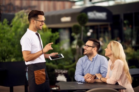 Le personnel et les clients des bars et restaurants n'ont plus l'obligation de porter le masque. Le personnel et les clients des bars et restaurants n'ont plus l'obligation de porter le masque.