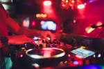 Réouverture des discothèques et de la consommation debout dans les bars et restaurants