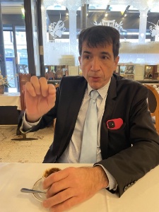 Stéphane Malchow : 'Pour ne pas avoir de problèmes avec les additions, il ne faut pas que le pourboire soit encaissé par l'établissement. Il doit être versé immédiatement au salarié.'