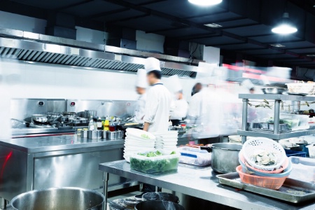 L'employeur doit s'assurer que le salarié étranger qu'il souhaite embaucher est muni d'un titre l'autorisant à travailler en France. L'employeur doit s'assurer que le salarié étranger qu'il souhaite embaucher est muni d'un titre l'autorisant à travailler en France.