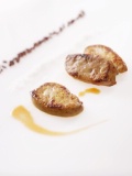 Escalope de foie gras de canard crue marquée.
