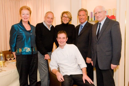 Autour d'Anthony Clémot, chef de Chez Drouant, de gauche à droite : Martine Coutier, François Berléand, Autour d'Anthony Clémot, chef de Chez Drouant, de gauche à droite : Martine Coutier, François Berléand,