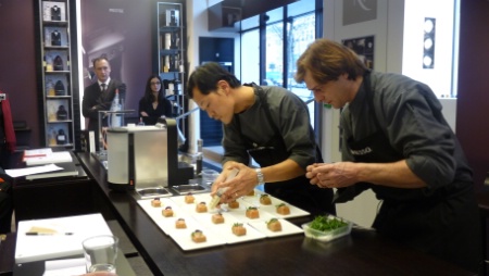 En avant-première, Nespresso et le chef Sang Hoon Degeimbre (au centre) ont dévoilé les grandes lignes de l'Atelier de création Nespresso. En présence notamment d'Emmanuel Mussault, directeur du développement de Nespresso France (à gauche). En avant-première, Nespresso et le chef Sang Hoon Degeimbre (au centre) ont dévoilé les grandes lignes de l'Atelier de création Nespresso. En présence notamment d'Emmanuel Mussault, directeur du développement de Nespresso France (à gauche).