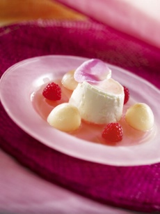 En dessert, avec quelques fruits, un petit coulis ou nature, la faisselle régale toujours les gourmands.
