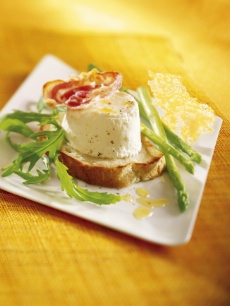 La faisselle est idéale pour concocter des entrées originales, fraîches et légères. Ici la Faisselle à l'italienne avec de la pancetta et des asperges vertes