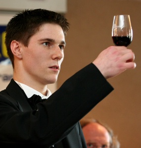 Mickaël Grou ancien du lycée hôtelier de Dinard est aujourd'hui commis sommelier au Georges V, à Paris. Mickaël Grou ancien du lycée hôtelier de Dinard est aujourd'hui commis sommelier au Georges V, à Paris.
