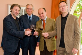 Paul Dubrule, Philippe Faure-Brac (Meilleur sommelier du monde 1992), Olivier Poussier (Meilleur sommelier du monde 2000), et Jean-Paul Aubert (directeur du Domaine de la Cavale).