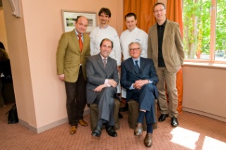 Patrick Sicard (p.-d.g. de la maison Lenôtre) et Paul Dubrule entourés d’Olivier Poussier (Meilleur sommelier du monde 2000), Guy Krenzer (chef de la création de la maison Lenôtre), Fabrice Brunet (sous-chef), et Jean-Paul Aubert (directeur du Domaine de la Cavale).