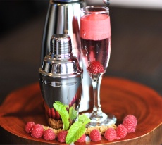 Les écumes sucrées de Cuisine Solutions sont particulièrement bien adaptées aux cocktails. Ici un champagne framboise surmonté de la nouvelle écume framboise