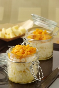 Un risotto original lié au gruyère français AOC, recouvert de dés de potiron sautés. Un risotto original lié au gruyère français AOC, recouvert de dés de potiron sautés.