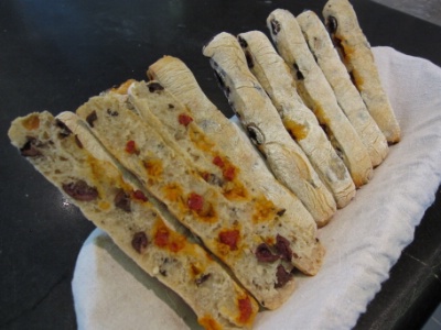 Le pain au chorizo et aux olives de Wesley Tulwa. Le pain au chorizo et aux olives de Wesley Tulwa.