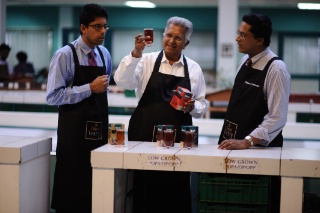 Dilhan et Malik travaillent avec leur père, fondateur de la société Dilmah, troisième intervenant mondial du thé et pourtant résolument 'éthique'.