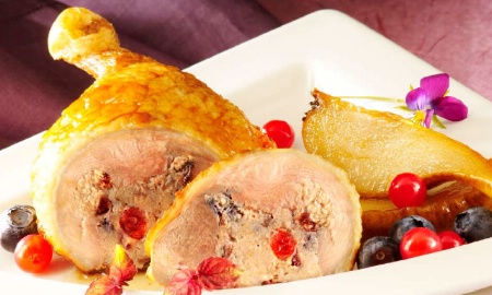 Cuisse de canette farcie, farce baies rouges et foie gras Cuisse de canette farcie, farce baies rouges et foie gras