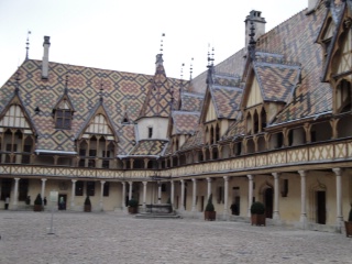 C'est sous les halles en face des Hospices de Beaune, sous la houlette de Christie's, que se tiendra, ce dimanche 15 novembre, la vente aux enchères annuelle.