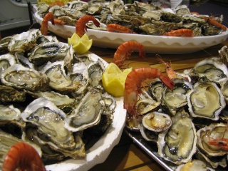 Pour accompagner les huîtres, selon le budget : sauvignon IGP val de Loire ou chablis 1er cru.
