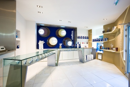 Un nouveau lieu de rendez-vous pour les professionnels dans la capitale : la boutique Lavazza. Un nouveau lieu de rendez-vous pour les professionnels dans la capitale : la boutique Lavazza.