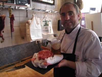 Après une conversation avec la fromagère Marie Quatrehomme qui lui parle “d’un fromage qu’elle faisait macérer au whisky, j’ai eu envie de faire la même chose avec la viande”confie Yves-Marie Le Bourdonnec. Après une conversation avec la fromagère Marie Quatrehomme qui lui parle “d’un fromage qu’elle faisait macérer au whisky, j’ai eu envie de faire la même chose avec la viande”confie Yves-Marie Le Bourdonnec.
