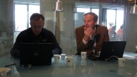 Comme les experts de Nespresso, Fabien Lefebvre et Christian Le Squer entrent sur ordinateurs les résulstats de l'analyse sensorielles d'échantillons de café.