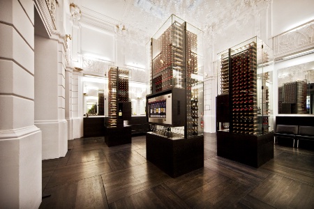 Six machines Enomatic proposent 48 grands crus de Bordeaux au verre. Six machines Enomatic proposent 48 grands crus de Bordeaux au verre.