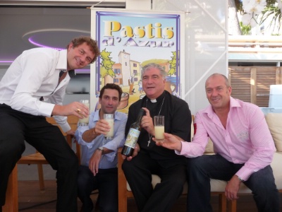 Le lancement du Pastis d'Azur s'est fait sur la plage du Festival à Cannes avec, de g.à dr. Fabrice Lavergne, Pavillon Traiteur, Brice Courtade, gérant de la plage, le père Gil Florini, et Eric Joinville, directeur de la plage. Le lancement du Pastis d'Azur s'est fait sur la plage du Festival à Cannes avec, de g.à dr. Fabrice Lavergne, Pavillon Traiteur, Brice Courtade, gérant de la plage, le père Gil Florini, et Eric Joinville, directeur de la plage.