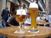Aux 12 Apôtres, à Strasbourg, les bières étrangères sont servies dans les règles de l'art.
