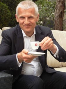 Andrea Illy, président et administrateur délégué d'illycaffè : ' C'est à l'entreprise de prendre la responsabilité de la qualité du travail des agriculteurs '. Andrea Illy, président et administrateur délégué d'illycaffè : ' C'est à l'entreprise de prendre la responsabilité de la qualité du travail des agriculteurs '.