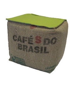 Un pouf en sac de cafés recyclé