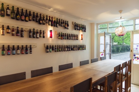 Le bar et le restaurant La Fine Mousse à Paris.