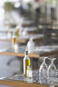 Sur les tables, préférez une huile d'olive vierge extra en petit format (250 ml, 500 ml).