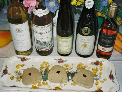 Servi en début de repas, le foie gras est généralement accompagné de vins moelleux ou liquoreux. Servi en début de repas, le foie gras est généralement accompagné de vins moelleux ou liquoreux.
