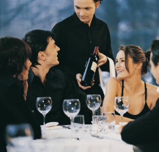 Vous ne devez en aucun cas contester le choix du client, à plus forte raison en présence de ses invités. Vous ne devez en aucun cas contester le choix du client, à plus forte raison en présence de ses invités.