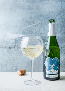 Le Ice Papillon, un vin à bulles des plus inédits et particulièrement réussi. Le Ice Papillon, un vin à bulles des plus inédits et particulièrement réussi.
