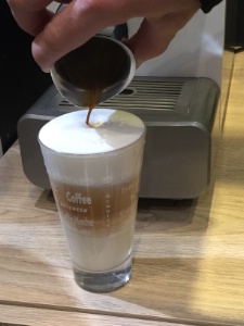 Pour une boisson latte réussie en un clin d'oeil : vous appuyez sur la touche pour obtenir la quantité de mousse de lait voulue, puis vous ajoutez au pichet un expresso !
