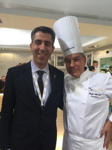 Laurent Azouz, directeur commercial et marketing culinaire Nestlé Professional France et Régis Marcon, l'un des chefs emblématiques de la marque CHEF® sur le Sirha à Lyon. Laurent Azouz, directeur commercial et marketing culinaire Nestlé Professional France et Régis Marcon, l'un des chefs emblématiques de la marque CHEF® sur le Sirha à Lyon.