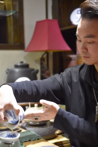 Owen, de la société ShangXi, préparant le thé. Owen, de la société ShangXi, préparant le thé.