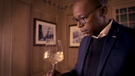 Luvo Ntezo est chef sommelier au One&Only Cape Town. Luvo Ntezo est chef sommelier au One&Only Cape Town.