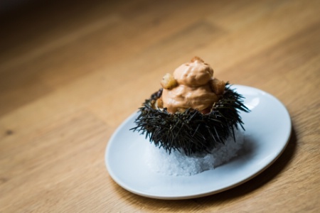 La réalisation de différentes recettes permet de valoriser les différentes qualités du produit, ici la châtaigne de mer en coque, langues et écume d'oursins, fine mousseline d'oeufs de poule