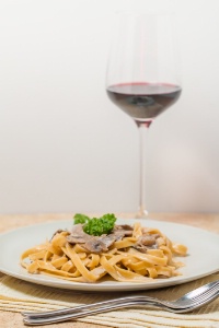 Blanc ou rouge, on privilégie souvent des vins légèrement évolués afin de retrouver les saveurs automnales. Blanc ou rouge, on privilégie souvent des vins légèrement évolués afin de retrouver les saveurs automnales.