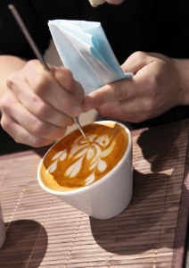 L'épreuve du Latte Art : équilibre des saveurs, expression artistique... L'épreuve du Latte Art : équilibre des saveurs, expression artistique...
