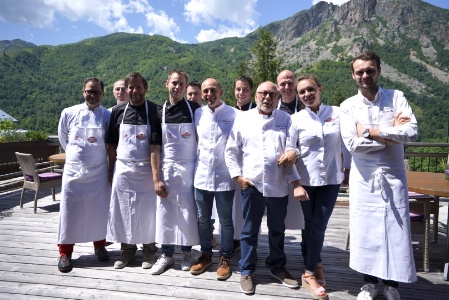 Les chefs Maxime et René Meilleur, La Bouitte, 3 étoiles Michelin, ont reçu leurs collègues pour une Masterclass mettant en exergue la Crème Supérieure Gastronomique ainsi que le beurre Gastronomique Président Professionnel. Les chefs Maxime et René Meilleur, La Bouitte, 3 étoiles Michelin, ont reçu leurs collègues pour une Masterclass mettant en exergue la Crème Supérieure Gastronomique ainsi que le beurre Gastronomique Président Professionnel.